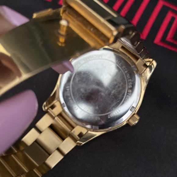 The Michael Kors MK 6243 Layton. End world 🌎 hunger watch in golden tones! - Picture 6 of 11